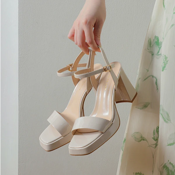 Mode Noire Vêtement de rue Cuir Verni Sandales Femme 2023 Bride Cheville 8 cm Talons Épais Peep Toes / Bout Ouvert Sandales Talons Hauts