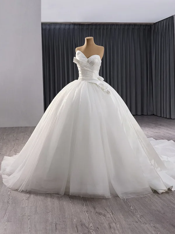 Schlicht Weiß Perlenstickerei Pailletten Satin Brautkleider / Hochzeitskleider 2024 Ballkleid Bandeau Ärmellos Rückenfreies Königliche Schleppe Hochzeit