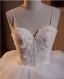 Charmant Blanche Perlage Perle Paillettes En Dentelle Fleur Volants en Cascade Légère Robe De Mariée 2024 Robe Boule Bretelles Spaghetti Sans Manches Dos Nu