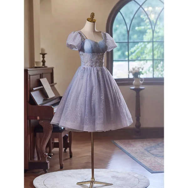 Chic / Belle Lavande Perlage Paillettes Courte de retour Robe De Graduation 2024 Princesse Encolure Carrée Gonflée Manches Courtes Dos Nu Tulle