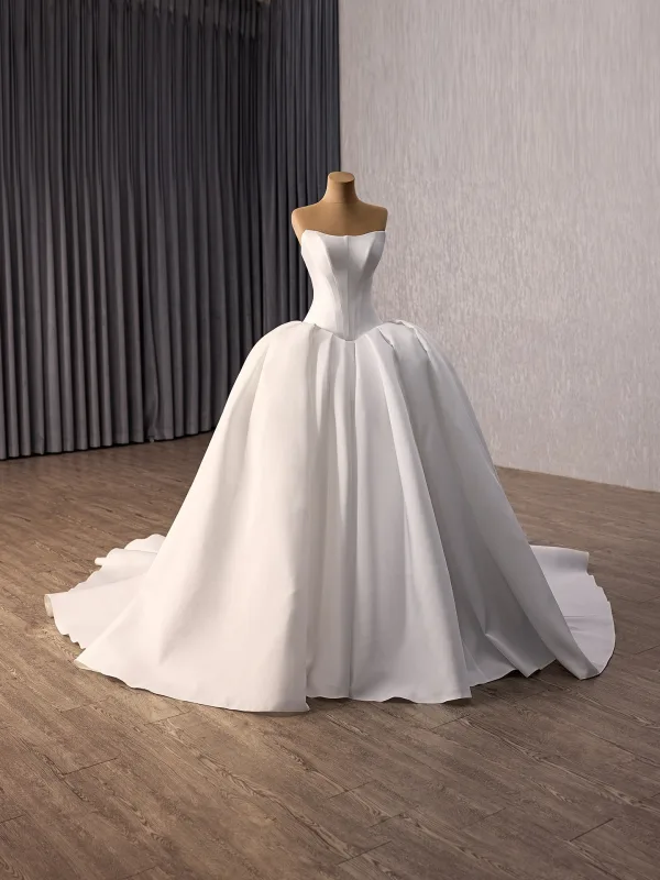 Haut de Gamme Élégant Ivoire Satin Corset  Robe De Mariée 2026 Robe Boule Bustier Sans Manches Dos Nu Chapel Train