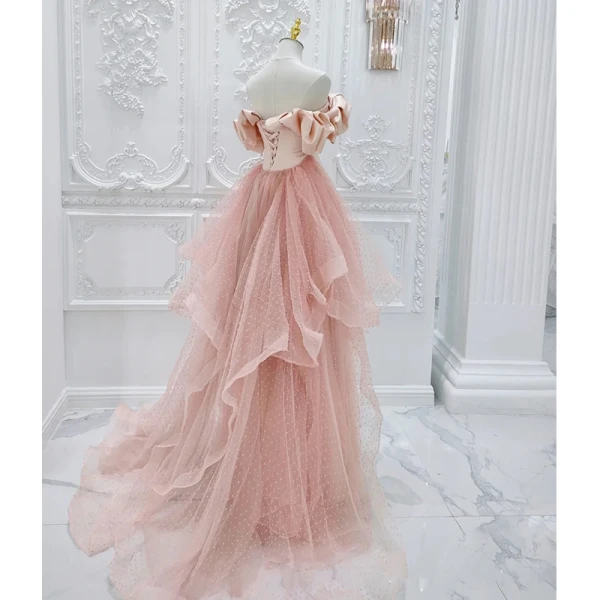 Élégant Rougissant Rose Volants en Cascade Satin Robe De Bal 2024 Princesse Volants De l'épaule Manches Courtes Dos Nu Train De Balayage Robe De Ceremonie