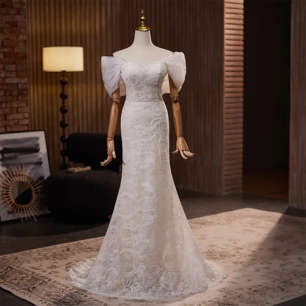 Schlicht Weiß Spitze Brautkleider / Hochzeitskleider 2024 Meerjungfrau Off Shoulder Kurze Ärmel Rückenfreies Sweep / Pinsel Zug Hochzeit