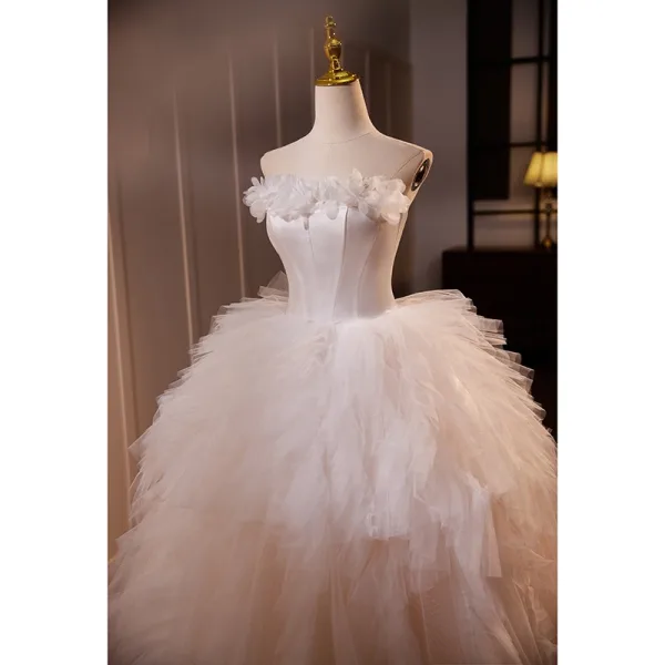 Leichtes Weiß Applikationen Fallende Rüsche Brautkleider / Hochzeitskleider 2024 Ballkleid Bandeau Ärmellos Rückenfreies Lange Hochzeit
