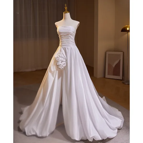 Enkel Hvit Fendue devant Satin Brudekjoler 2024 Ballkjole Strapless Uten Ermer Ryggløse Feie Tog Bryllup