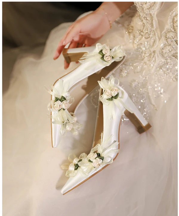 Élégant Blanche Cuir Appliques Chaussure De Mariée 2023 8 cm Talons Épais À Bout Pointu Mariage Escarpins Talons Hauts