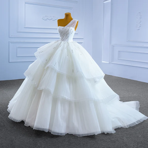 Vintage / Originale Haut de Gamme Blanche Volants en Cascade Robe De Mariée Robe Boule 2022 Une épaule Sans Manches Dos Nu Faux Diamant Tribunal Train Mariage