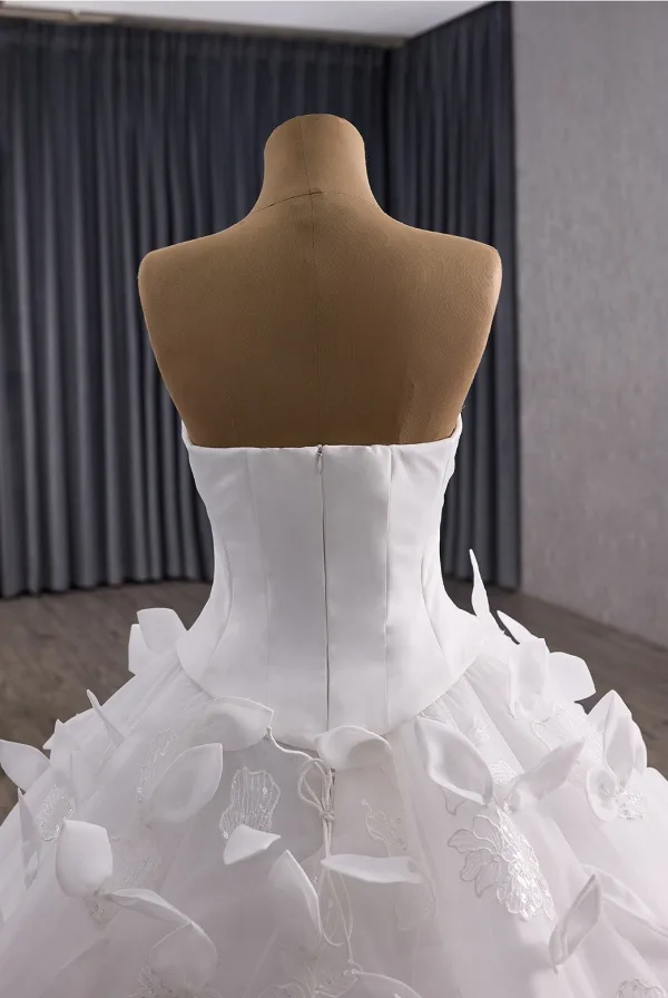 Luxus / Herrlich Weiß Handgefertigt Spitze Blumen Applikationen Pailletten Brautkleider / Hochzeitskleider 2025 Ballkleid Bandeau Ärmellos Rückenfreies Königliche Schleppe Hochzeit