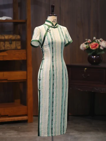 Vintage Originale Vert Foncé Vêtement De Rue Thé Longueur Cheongsam 2024 Trompette Sirène Col Haut Manches Courtes