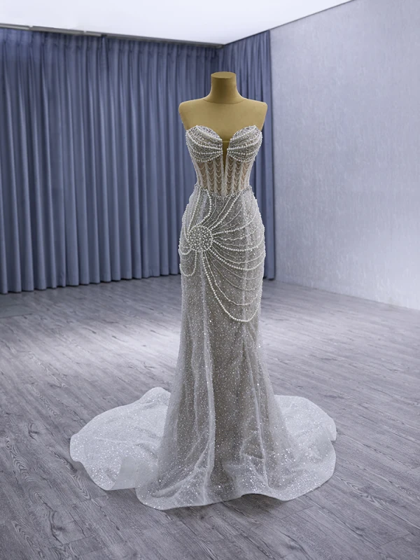 High End Charmant Weiß Handgefertigt Perlenstickerei Perle Strass Pailletten Ballkleider 2024 Meerjungfrau Bandeau Kurze Ärmel Rückenfreies Sweep / Pinsel Zug Strand