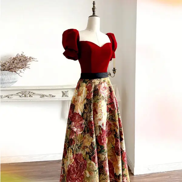 Elegante Vintage Burgunderrot Stickerei Wildleder Ballkleider 2022 A Linie Eckiger Ausschnitt Kurze Ärmel Rückenfreies Stoffgürtel Lange Ball Festliche Kleider