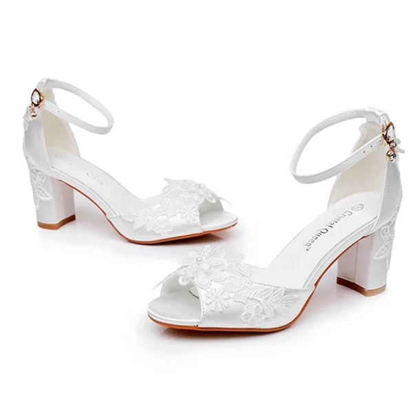 Elegante Weiß Spitze Blumen Brautschuhe 2024 Knöchelriemen 7 cm Thick Heels Peeptoes Hochzeit Sandaletten Hochhackige