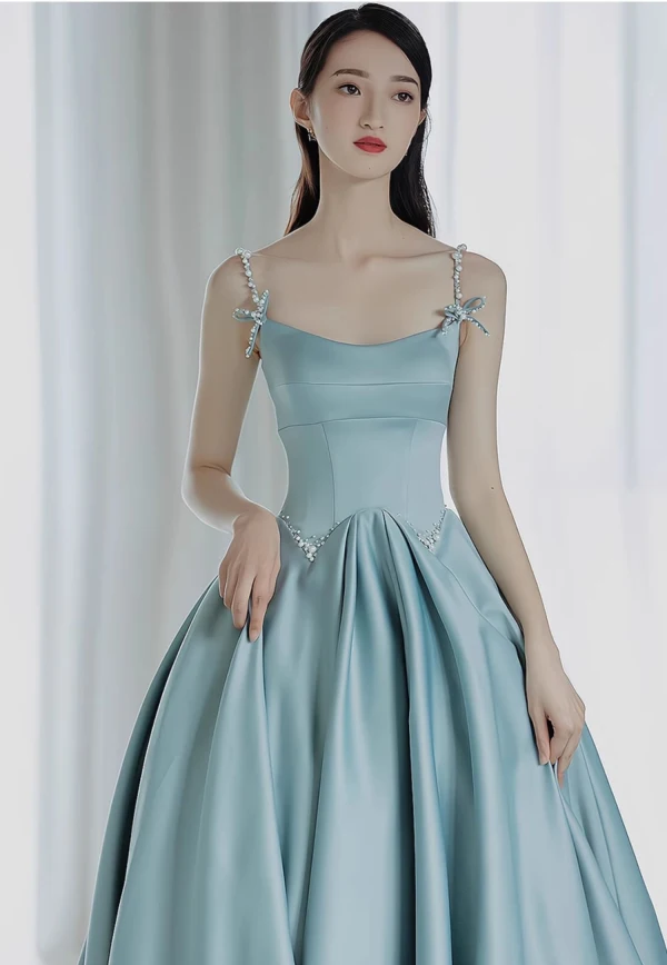 Élégant Bleu Ciel Robe De Bal 2024 Princesse Bretelles Spaghetti Perle Sans Manches Dos Nu Train De Balayage Promo Robe De Ceremonie