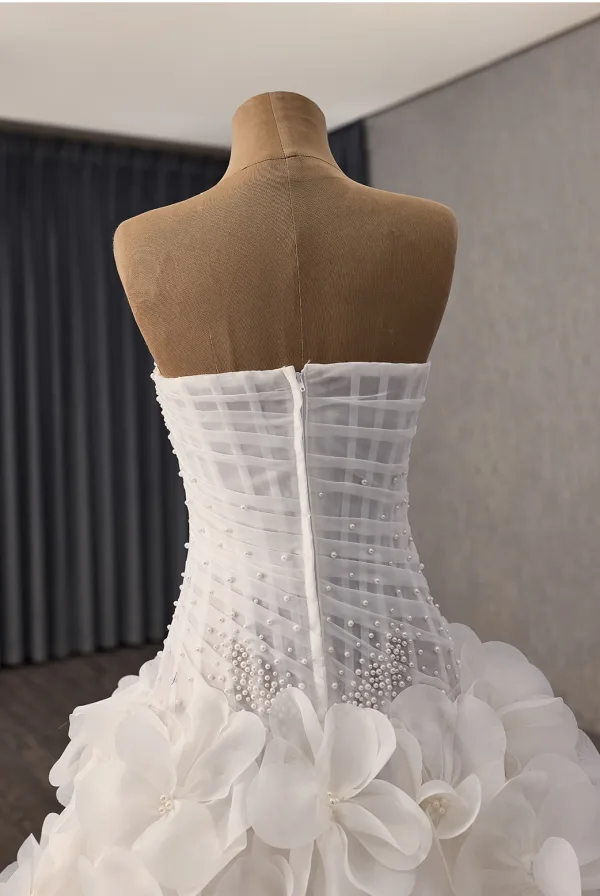 Luxe Witte Handgemaakt Parel Appliques Split Voorzijde Trouwjurken 2025 Baljurk Strapless Mouwloos Ruglooze Chapel Train Huwelijk