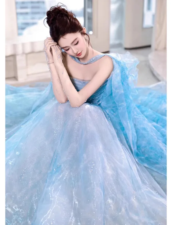 Charmant Himmelblau Pailletten Mit Umhang Ballkleider 2025 Ballkleid Bandeau Ärmellos Rückenfreies Hof-Schleppe Festliche Kleider