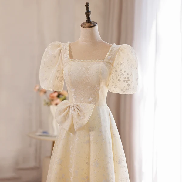Élégant Champagne En Dentelle Fleur Robe De Bal 2022 Princesse Perle Encolure Carrée Gonflée Manches Courtes Dos Nu Noeud Longue Robe De Ceremonie