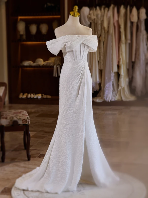 Schlicht Weiß Gespaltete Front Leichtes Brautkleider / Hochzeitskleider 2024 Meerjungfrau Off Shoulder Kurze Ärmel Rückenfreies Sweep / Pinsel Zug Hochzeit