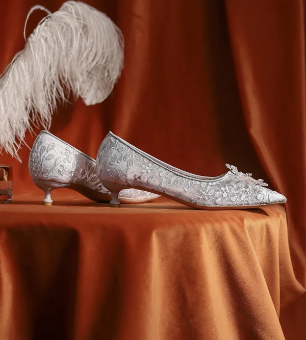 Charming White Beading Lace Flower Wedding Shoes 2023 Wedding 3 cm Stiletto Heels Low Heel Pointed Toe Pumps High Heels