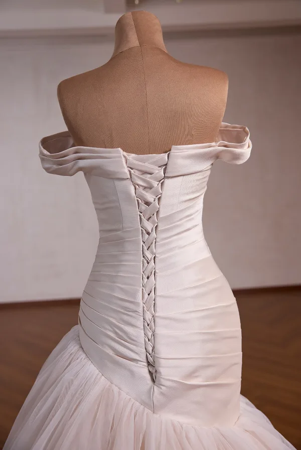 Klassisch High End Beige Blumen Satin Brautkleider / Hochzeitskleider 2026 Meerjungfrau Off Shoulder Ärmellos Rückenfreies Sweep / Pinsel Zug