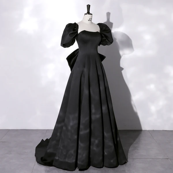 Élégant Noire Satin Robe De Bal 2022 Princesse Encolure Carrée Manches Courtes Dos Nu Noeud Train De Balayage Robe De Ceremonie