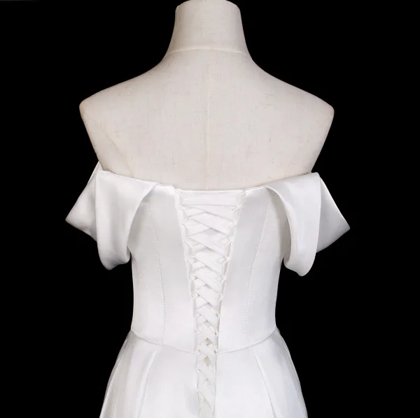 Charmant Weiß Satin Abendkleider 2025 A Linie Bandeau Ärmellos Rückenfreies Sweep / Pinsel Zug Abend Festliche Kleider