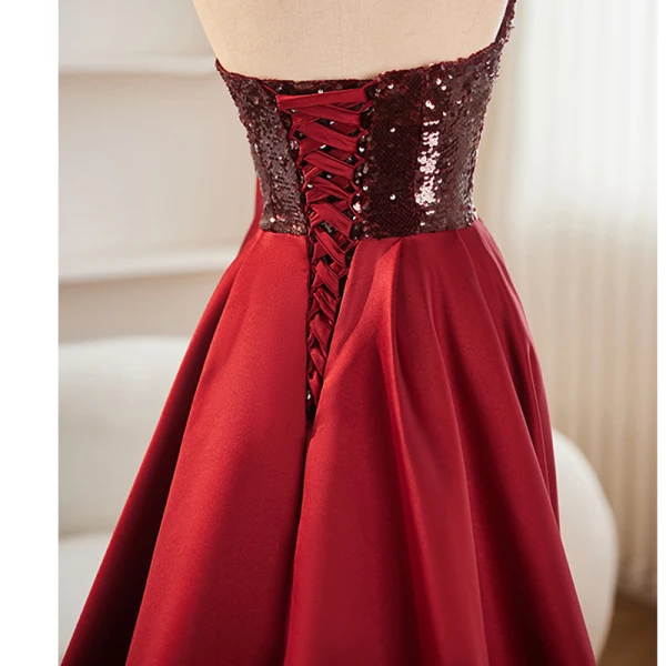 Sexy Burgunderrot Pailletten Satin Abendkleider 2023 A Linie Bandeau Schleife Ärmellos Rückenfreies Sweep / Pinsel Zug Abend Festliche Kleider