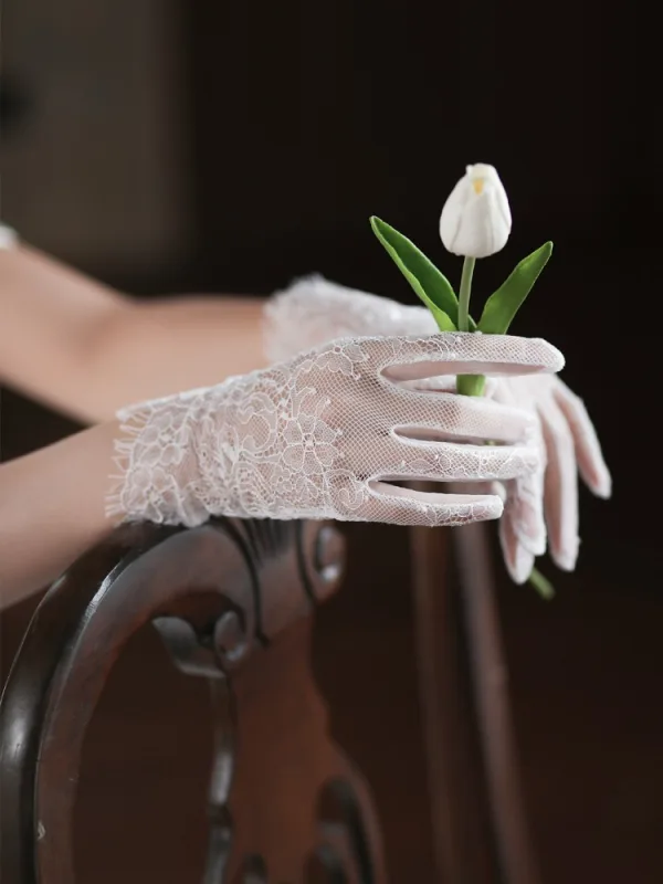 Vintage / Retro Modest / Simple White Lace Flower Wedding Bridal Gloves 2025