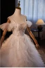 Charmant Weiß Perlenstickerei Perle Spitze Blumen Fallende Rüsche Leichtes Brautkleider / Hochzeitskleider 2024 Ballkleid Spaghettiträger Ärmellos Rückenfreies Sweep / Pinsel Zug