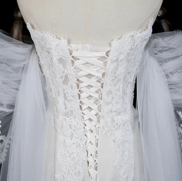 Haut de Gamme Blanche Noeud En Dentelle Fleur Perle Robe De Soirée 2026 Trompette / Sirène De l'épaule Manches Courtes Dos Nu Train De Balayage Soirée Robe De Ceremonie
