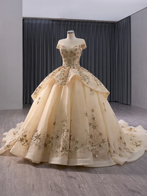 Luxus / Herrlich Gold Handgefertigt Pailletten Spitze Star Ballkleider 2024 Ballkleid Rundhalsausschnitt Kurze Ärmel Kapelle-Schleppe Ball Festliche Kleider