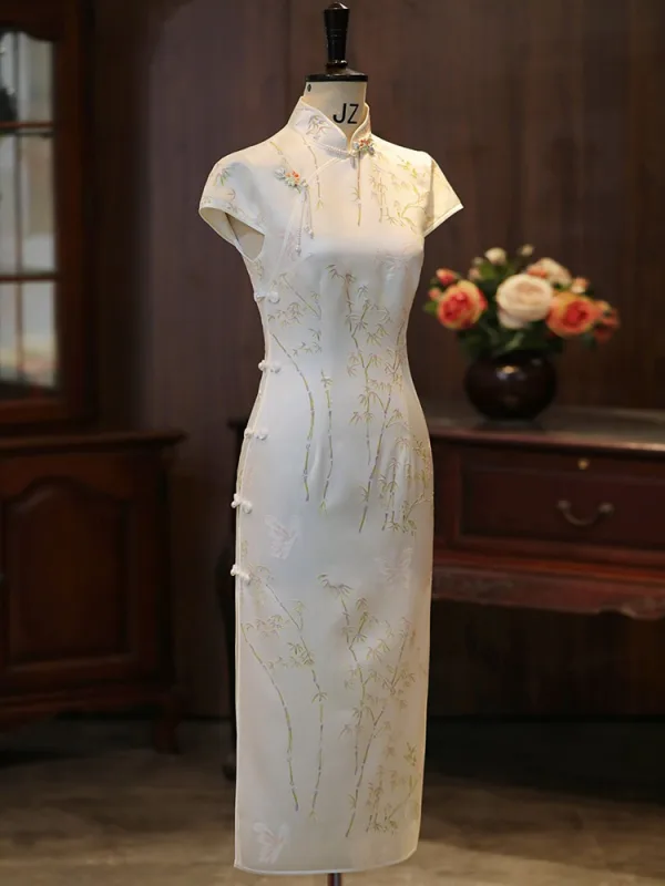 Chinesischer Stil Weiß Stickerei Gespaltete Front Seide Cheongsam 2026 Meerjungfrau Stehkragen Ärmel Wadenlang