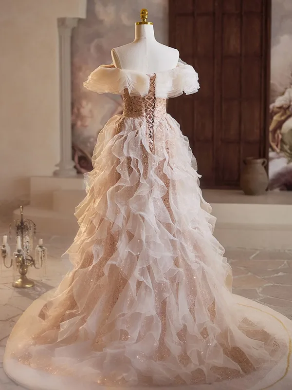 Glitzernden Charmant Gold Perlenstickerei Pailletten Gespaltete Front Fallende Rüsche Ballkleider 2024 Meerjungfrau Off Shoulder Kurze Ärmel Rückenfreies Sweep / Pinsel Zug Ball