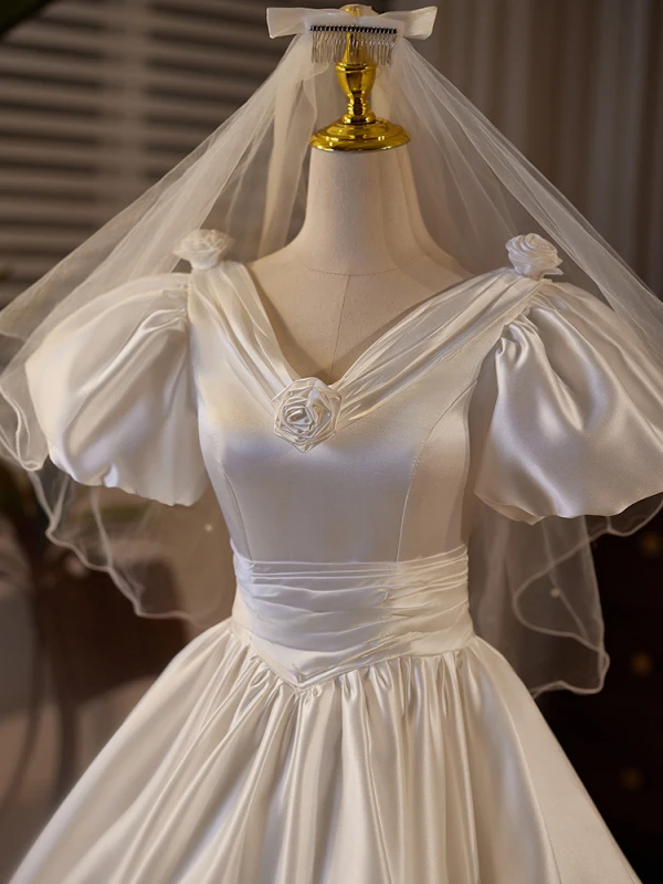 Vintage / Retro Ivory Appliques Satin Wedding Dresses 2024 Ball Gown V-Neck Puffy Short Sleeve Backless Floor-Length / Long Wedding