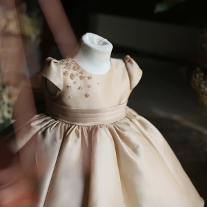 Simple Rougissant Rose Perlage Noeud Courte Robe Ceremonie Fille 2023 Robe Boule Anniversaire Encolure Dégagée Manches Courtes