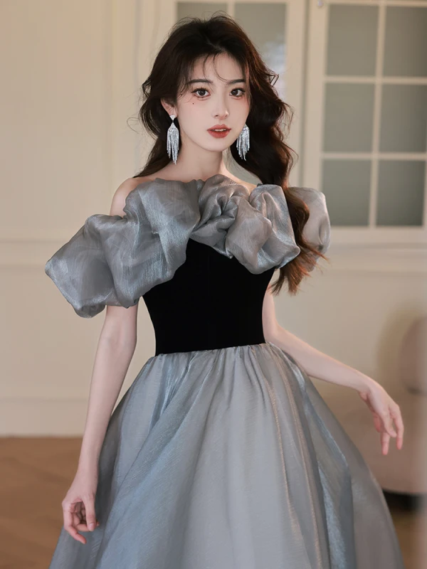 Élégant Gris Robe De Bal 2024 Princesse Volants De l'épaule Manches Courtes Dos Nu Train De Balayage Promo Robe De Ceremonie