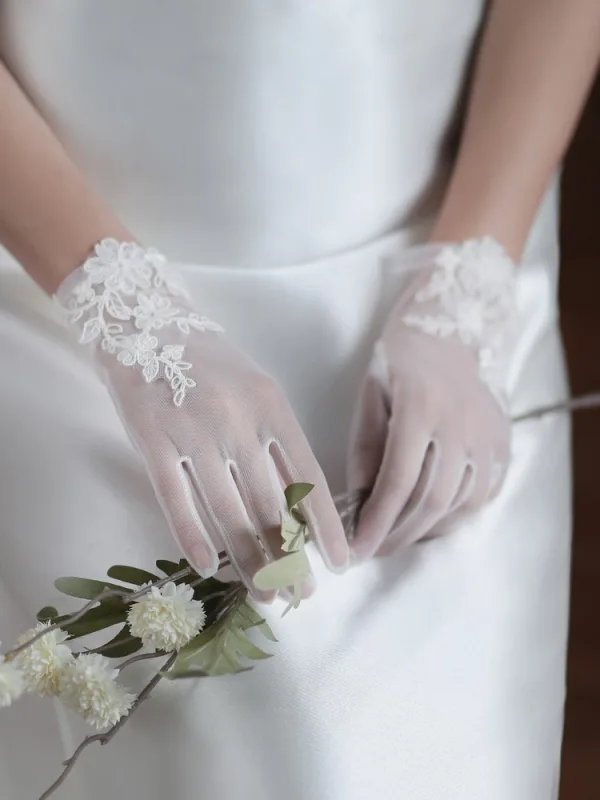 Vintage / Retro White Lace Flower Wedding Bridal Gloves 2025