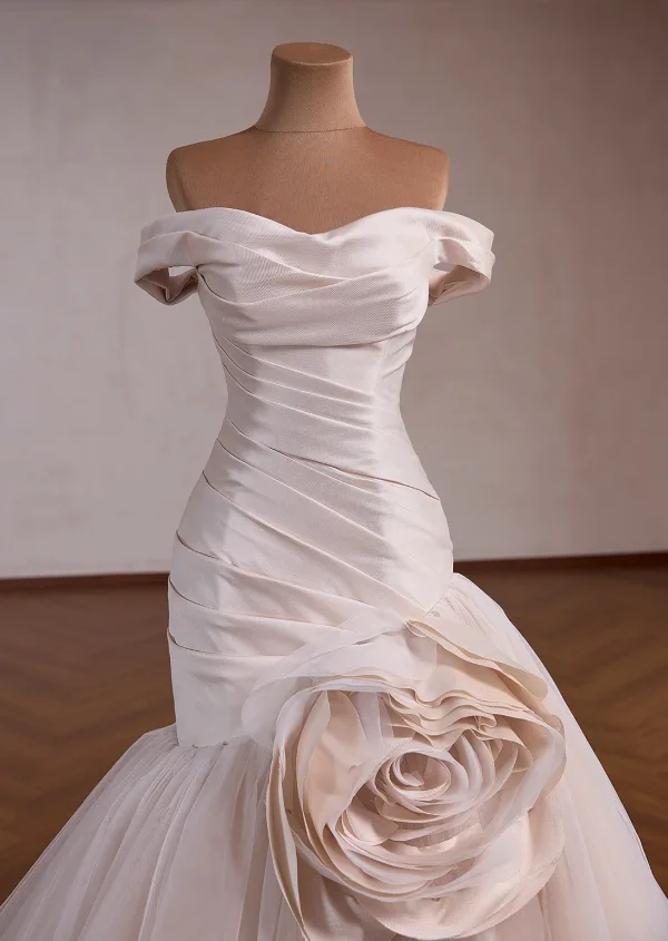 Klassisch High End Beige Blumen Satin Brautkleider / Hochzeitskleider 2026 Meerjungfrau Off Shoulder Ärmellos Rückenfreies Sweep / Pinsel Zug
