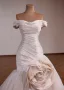 Klassisch High End Beige Blumen Satin Brautkleider / Hochzeitskleider 2026 Meerjungfrau Off Shoulder Ärmellos Rückenfreies Sweep / Pinsel Zug