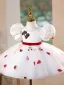 Chic / Belle Blanche Fraise Anniversaire Courte Robe Ceremonie Fille 2025 Robe Boule Encolure Dégagée Gonflée Manches Courtes Noeud Ceinture
