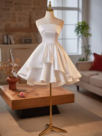 Chic Belle Blanche Volants En Cascade De Retour Courte Robe De Graduation 2025 Princesse Bustier Sans Manches Dos Nu