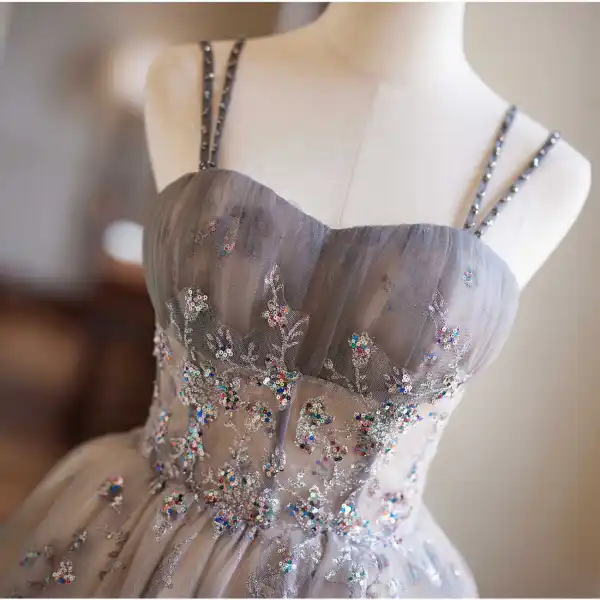 Chic / Belle Gris Paillettes Courte de retour Robe De Graduation 2024 Princesse Dos Nu Tulle Bretelles Spaghetti Sans Manches Robe De Ceremonie