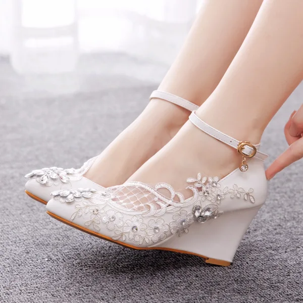 Mode Blanche Faux Diamant Paillettes En Dentelle Fleur Chaussure De Mariée 2023 Bride Cheville 8 cm Compensées À Bout Pointu Mariage Bottes