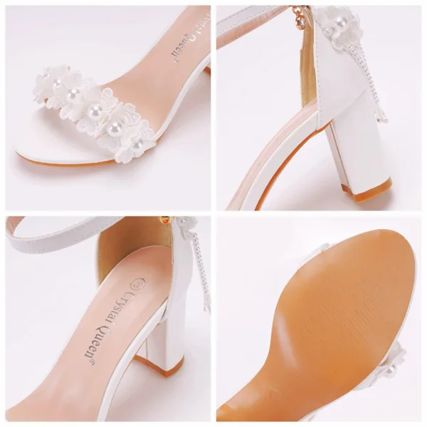 Charmant Blanche En Dentelle Fleur Perle Gland Chaussure De Mariée 2023 Bride Cheville 7 cm Talons Épais Peep Toes / Bout Ouvert Mariage Sandales Talons Hauts