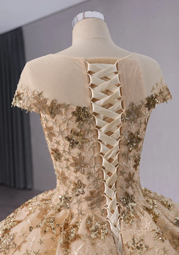 Luxus / Herrlich Gold Handgefertigt Pailletten Spitze Star Ballkleider 2024 Ballkleid Rundhalsausschnitt Kurze Ärmel Kapelle-Schleppe Ball Festliche Kleider