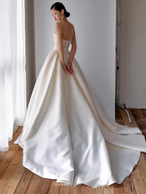 Elegante Lichte Ivoor Satijn Appliques Trouwjurken 2024 Baljurk Strapless Mouwloos Ruglooze Rechter Trein Huwelijk