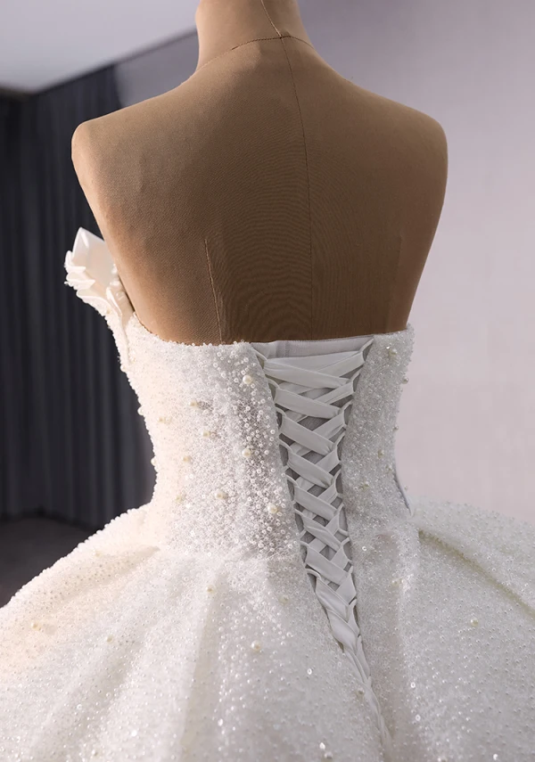 Luxus / Herrlich Weiß Handgefertigt Perlenstickerei Perle Pailletten Brautkleider / Hochzeitskleider 2024 Ballkleid Bandeau Ärmellos Rückenfreies Kapelle-Schleppe Hochzeit