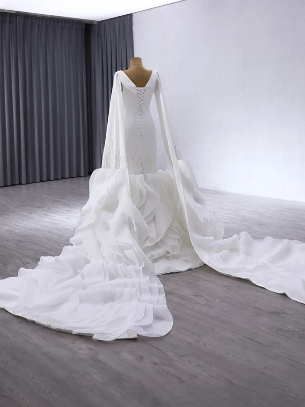 High End Weiß Pailletten Satin Fallende Rüsche Brautkleider / Hochzeitskleider 2024 Meerjungfrau Rundhalsausschnitt Ärmellos Rückenfreies Hof-Schleppe Hochzeit