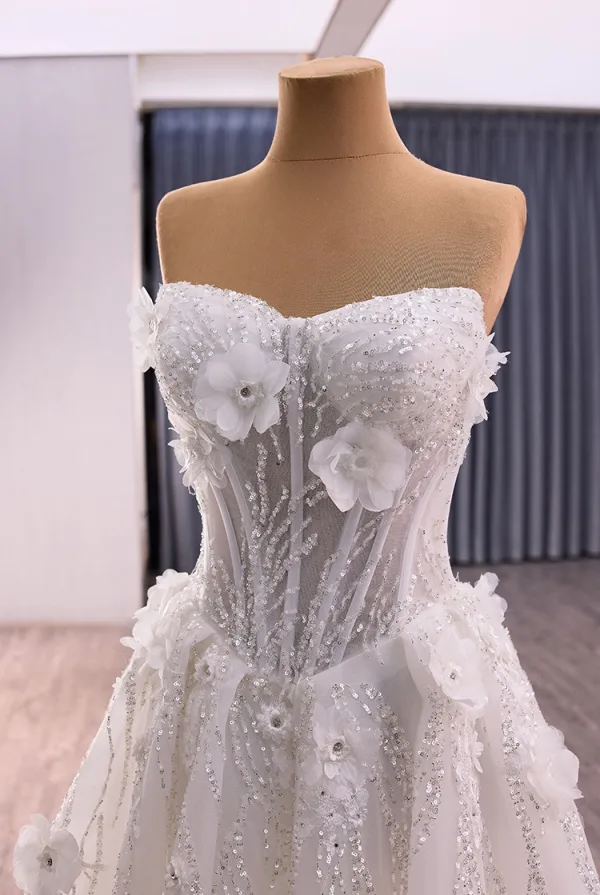 High End Weiß Handgefertigt Perlenstickerei Applikationen Pailletten Brautkleider / Hochzeitskleider 2025 A Linie Bandeau Ärmellos Rückenfreies Sweep / Pinsel Zug Hochzeit