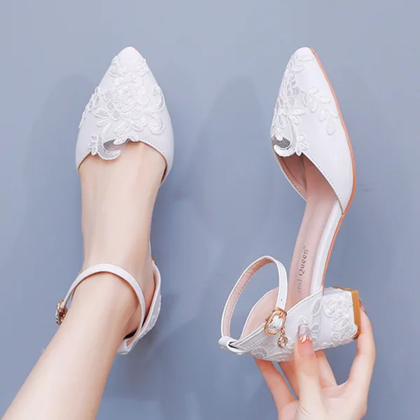 Simple Blanche En Dentelle Fleur Chaussure De Mariée 2024 Bride Cheville 4 cm Talon Bas Talons Épais À Bout Pointu Mariage Talons Hauts