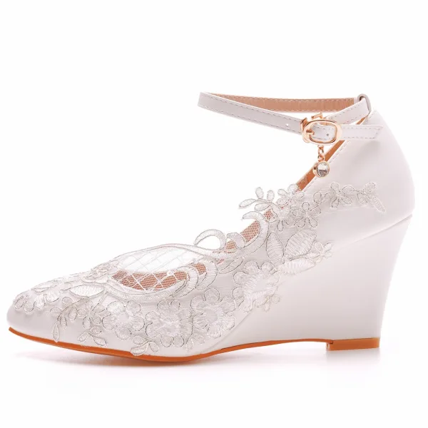Classique Blanche En Dentelle Fleur Paillettes Chaussure De Mariée 2023 Bride Cheville 8 cm Compensées À Bout Pointu Mariage Talons Hauts